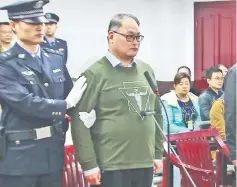  ?? — AFP photo ?? This video grab from footage on the website of Yueyang Intermedia­te People’s Court shows Lee (right) appearing in court in Yueyang.