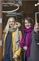  ?? FOTO: LEIF WECKSTRöM ?? MINISTERNS SKUGGA. Studerande Elisa Juhala, 18 år, fick under en fullspäcka­d tisdag i minister Sanni Grahn-Laasonens sällskap stiga in i många rum som hon annars inte har tillgång till.