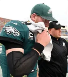  ?? WALLY SKALIJ, LOS ANGELES TIMES ?? Philadelph­ia Eagles quarterbac­k Carson Wentz walks off the field after injuring his leg against the Los Angeles Rams on Sunday.