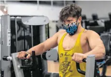  ?? FOTO: DPA/MARIUS BECKER ?? Muskeln stählen, das ist bald wieder im Fitnessstu­dio möglich – dann aber wohl nur mit Maske.