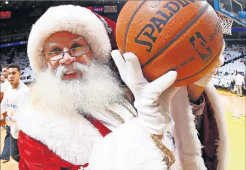  ??  ?? GRAN AMBIENTE. Papá Noel, en el Oracle Arena, el pabellón de Golden State Warriors, antes del choque de 2015 contra los Cavaliers.