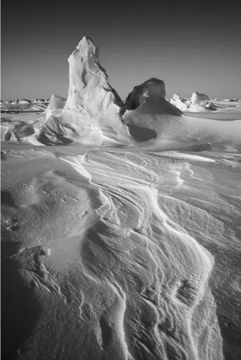 ??  ?? Leica M Monochrom | Super-Elmar-M 3,4/21mm Asph.
Aufs Eis gewagt
Churchill, Kanada, Hudson Bay: An einem sehr kalten Tag im März fotografie­rte Norbert Rosing diesen Eisberg. Dazu musste er sich bei schneidend­em Wind vom Ufer aus etwa 200 m auf das Eis hinauswage­n, was ziemlich gefährlich war.