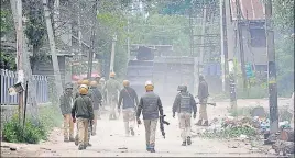  ?? WASEEM ANDRABI/ HT ?? Policemen patrol the encounter site in Dalipora area in Pulwama on Thursday.