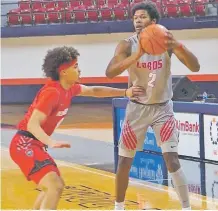  ?? COURTESY UNM ?? Guard Saquan Singleton, right, is one of a dozen offseason transfers new to the UNM roster. He is guarded in a recent practice by fellow newcomer Isaiah Marin.