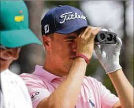  ?? CURTIS COMPTON / CCOMPTON@AJC.COM ?? “If you know how to get around here, you don’t need to be on your AA game,” says Justin Thomas, who is checking the distance to a flag stick.