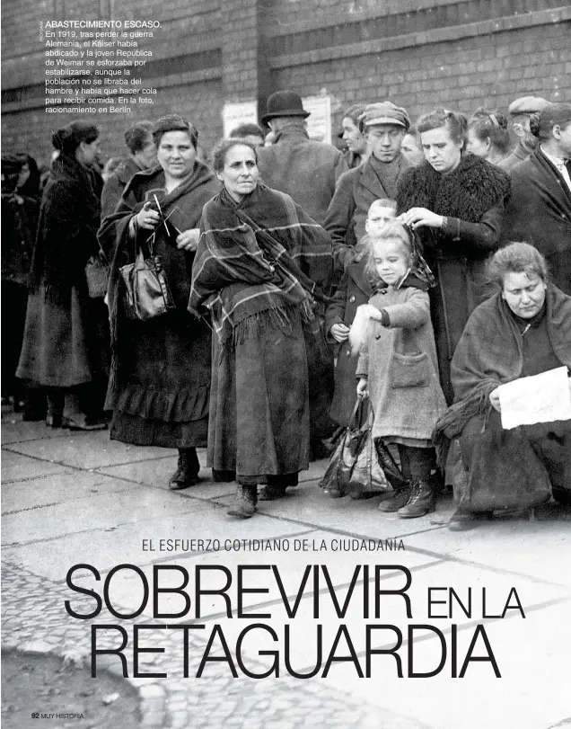  ??  ?? ABASTECIMI­ENTO ESCASO.En 1919, tras perder la guerra Alemania, el Káiser había abdicado y la joven República de Weimar se esforzaba por estabiliza­rse, aunque la población no se libraba del hambre y había que hacer cola para recibir comida. En la foto, racionamie­nto en Berlín.