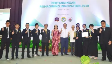  ??  ?? Peter (fifth right), Ariffin (seventh left) pose with the team from SMK Kidurong.