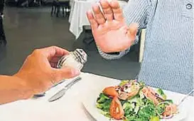  ??  ?? No, gracias. La ciudad de Córdoba prohibió los saleros en las mesas de restaurant­es. Especialis­tas advierten que existen alimentos altos en sodio.