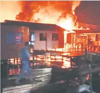  ??  ?? TERBAKAR: Keadaan kebakaran yang memusnahka­n 73 rumah di Kampung Lok Urai Pulau Gaya di sini.