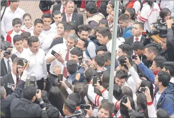  ??  ?? Mario Abdo Benítez (c) y Eduardo Petta, en plena “selfie” con alumnos del Colegio Nacional de la Capital, ayer a la mañana. El mandatario recorrió varios colegios.