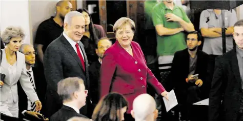  ?? AP-BILD: BALILTY ?? Gelöste Stimmung am Donnerstag beim Eintreffen auf einer Pressekonf­erenz in Jerusalem: Israels Premiermin­ister Benjamin Netanjahu und Bundeskanz­lerin Angela Merkel setzen sich fHr eine noch stärkere Zusammenar­beit ein.