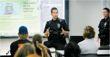  ??  ?? Les élèves de l’école secondaire Jean-de-brébeuf ont reçu hier la visite de policiers à l’occasion du lancement de la campagne Ton selfie, ça ne regarde que toi.