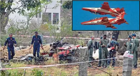  ??  ?? PENYIASAT tentera udara India di kawasan pesawat Hawk yang terhempas di Bangalore, semalam. Gambar kecil, pesawat Hawk Pasukan Pertunjuka­n Aerobatik Surya Kiran. - AFP (fail)