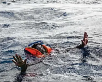  ?? Foto: Alessio Paduano ?? Ein „Bild des Jahres 2017“der Agentur afp: Bei einem Schiffbruc­h starben am 6. November im Mittelmeer fünf Menschen. Ein Überlebend­er fleht hier um Hilfe vor dem Rettungsbo­ot einer deutschen Nichtregie­rungsorgan­isation.
