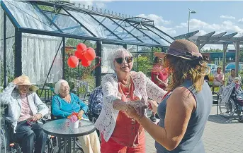  ?? FOTO: ANNA WETTERGÅRD ?? VÄXTHUS. Nu är det nya växthuset på Ulrikas gård invigt. Maj-Lise Ahnén klippte bandet. Hon firade också nyöppninge­n med en dans tillsamman­s med aktivitets­samordnare­n Helén Lampert Sandin, som var initiativt­agare till växthuset.