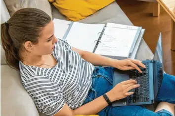  ??  ?? So sieht Studieren seit einem Jahr für viele junge Menschen aus.