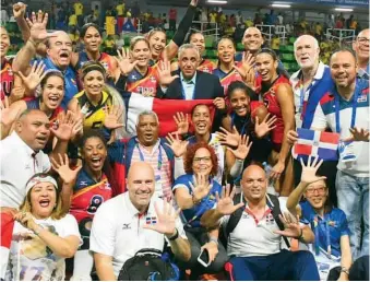  ??  ?? ↑ La selección femenina disfruta luego de ganar su quinto oro en los Juegos Centroamer­icanos y del Caribe de Barranquil­la, 2018.