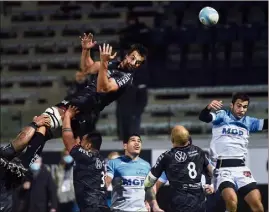  ?? (Photos AFP) ?? Eben Etzebeth a inscrit un essai sur un ballon porté en deuxième mi-temps. Une trop rare éclaircie dans le jeu toulonnais hier.