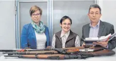  ?? FOTO: GÖTZ ?? Franziska Hofherr, Bettina Fischer und Ordnungsam­tsleiter Ludwig Griener (v.l.) hoffen, dass noch mehr Ehinger illegale Waffen abgeben.