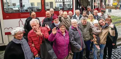  ?? FOTOS (): SASCHA FROMM ?? Eine Straßenbah­nfahrt durch die Landeshaup­tstadt rundete das Dankeschön-Treffen für langjährig­e Zusteller von Zeitungen der Mediengrup­pe Thüringen in Erfurt ab.