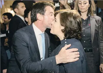 ?? MANÉ ESPINOSA ?? la vicepresid­enta del Gobierno saluda a Manuel Valls ayer en Barcelona