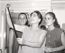  ?? DON BRINN/AP ?? Veteran actress Joan Crawford looks over film clips with her two adopted twin daughters, Cindy and Cathy, in 1962.