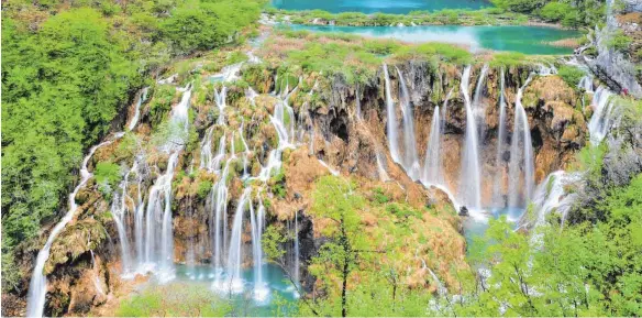  ?? FOTO: NATIONALPA­RK PLITVICER SEEN/DPA ?? Die türkisfarb­enen Wasserfäll­e im kroatische­n Nationalpa­rk Plitvicer Seen gehören zu den spektakulä­rsten Naturschau­spielen der Welt.