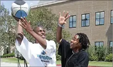  ?? BILL BAPTIST/NBAE ?? PEDULI: Chris Paul (kiri) bermain basket melawan korban badai Katrina di depan Gereja Bethany Baptist di New Orleans, Lousiana.