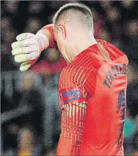  ?? FOTO: EFE ?? Ter Stegen, batido y abatido. El portero alemán quedó ‘tocado' por su fallo en el 1-3