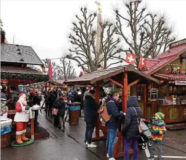  ?? Fotos: Marc Wilwert ?? Auf dem Weihnachts­markt hofft man darauf, dass sich die Vorkommnis­se vom vergangene­n Samstag nicht wiederhole­n.