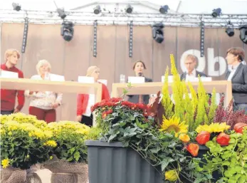  ?? FOTO: SIMON SIMAN ?? Bei der Oberschwab­enschau in Ravensburg diskutiert­en Vertreter aus Politik, Naturschut­z und Landwirtsc­haft hitzig über die Bienenfreu­nde und die Kompromiss­bereitscha­ft der Landesregi­erung.