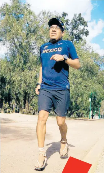  ?? / ESTO ?? Marco Zaragoza es académico y ultramarat­onista de la UNAM y ya sabe lo que es correr en huaraches típicos del corredor rarámuri