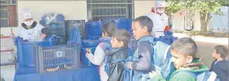  ??  ?? Niños del Departamen­to Central ya no recibirían almuerzo ni merienda escolar para el 2018.