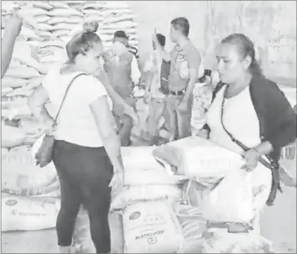  ??  ?? ▲ Molestos por el retraso en la entrega del fertilizan­te, cuyo plazo venció este lunes, pobladores del municipio de Tlacoachis­tlahuaca, en la Costa Chica de Guerrero, ingresaron a la bodega donde se almacenaba el abono y se lo llevaron. Autoridade­s estatales informaron que habrá una prórroga de varios días para continuar con el reparto del insumo. Foto La Jornada