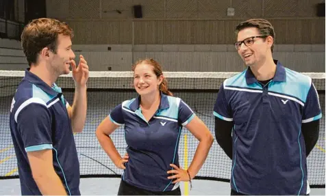  ?? Foto: Tobias Karrer ?? Teambespre­chung nach dem Training. Die Badminton Cracks des TSV Diedorf, Martin Aust, Elena Karrer und Philipp Morgott (von links) sehen der neuen Saison in der Bay ernliga zuversicht­lich entgegen.