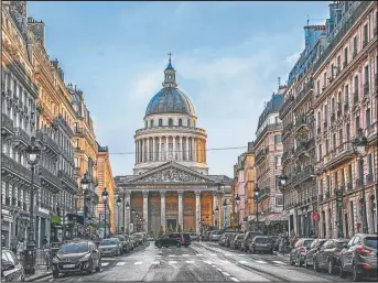  ?? SHUTTERSTO­CK ?? PARIS A LA CALLE. El Panteón de la capital de Francia conserva en su subsuelo los cuerpos de más de setenta personalid­ades destacadas de la cultura.