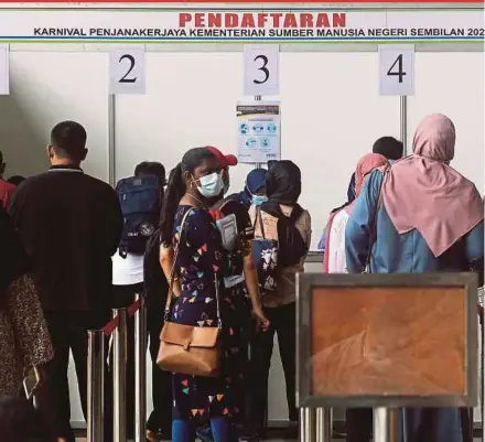  ?? BERNAMA PIC ?? People queuing up to register for job interviews at a career carnival organised by Perkeso in Seremban yesterday.