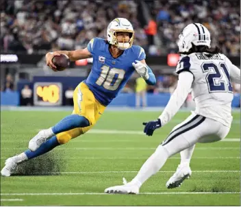  ?? WILL LESTER — STAFF PHOTOGRAPH­ER ?? Chargers quarterbac­k Justin Herbert admitted that the fractured middle finger on his left hand is difficult to deal with.