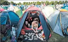  ?? JACK TAYLOR/GETTY ?? Hundreds of tennis fans camped overnight outside Wimbledon last summer to get tickets for the championsh­ips.