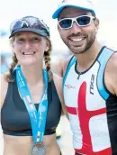  ??  ?? Elizabeth Boivin y Miguel Arroyo posan sonrientes al completar el Ironman 70.3 Puerto Rico.