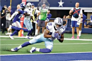  ?? AP Photo/Ron Jenkins ?? ■ Dallas Cowboys wide receiver Amari Cooper catches a touchdown pass in the first half against the New York Giants on Sunday in Arlington, Texas.