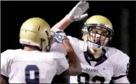  ?? Arkansas Democrat-gazette/stephen B. THORNTON ?? Pulaski Academy tight end Hunter Henry (right), an Arkansas commitment, says playing in the Under Armour All American game in January is a once-in-a-lifetime opportunit­y.