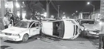  ??  ?? Informan. Tras pasarse el rojo, un vehículo chocó al Spark mismo que volcó para terminar golpeando a un taxi.