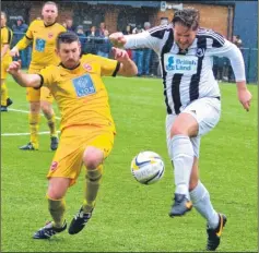  ?? Picture: Alan Coomes ?? K Sports’ Ashley Cooper closes down Fisher on Saturday
