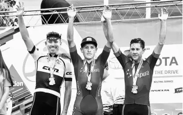  ??  ?? Wilmar (centre) of Team Sapura Cycling (TSC), Volkers (left) from CCN, Corredor from TSC at the podium of Jelajah Malaysia 2017 after the fourth and penultimat­e stage of the 101.3km race from Kulim to Gunung Jerai. — Bernama photo