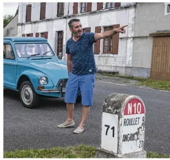  ??  ?? On est heureux sur la Nationale 10. Laurent Carré, professeur d’histoire-géographie, est l’auteur du livre