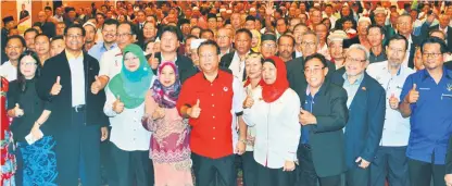  ??  ?? Datuk Alexander Nanta Linggi (depan, lima kiri) bersama Rosey Yunus (depan, empat kiri) serta Dato’ Rubiyah Abdul Rahman (depan, lima kanan) dan pegawai-pegawai kementeria­n serta UniKL yang lain bergambar dengan hampir 500 ketua masyarakat dan kaum...