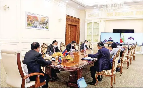  ?? FRESH NEWS ?? Prime Minister Hun Sen (left) meets Myanmar leader Senior General Min Aung Hlaing (right) via video link on Monday.