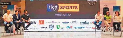  ??  ?? Leyendas del fútbol. Representa­ntes de Tigo Sports presentan el gran evento que se llevará a cabo el 20 de mayo.