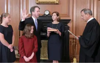  ?? FOTO: NTB SCANPIX ?? Brett Kavanaugh ble tatt i ed av den pensjonert­e dommeren Anthony Kennedy. Ved sin side hadde han sin kone og sine døtre.